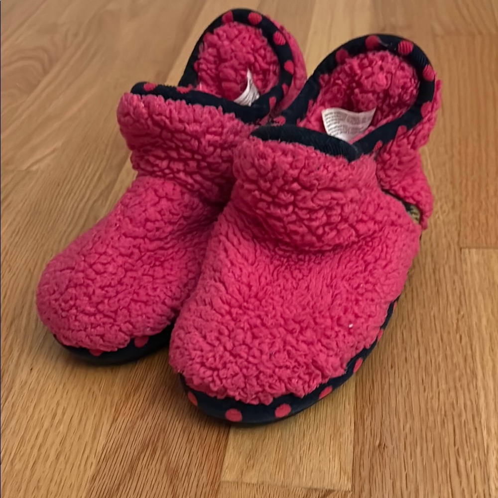 Dearfoams Kids Slippers in Pink and Black